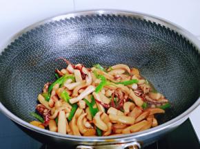 加入青椒丝，快速翻炒均匀，关火出锅。