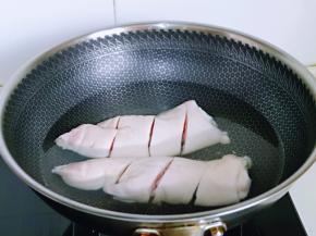 猪脚焯水，冷水下锅，大火烧开，煮2-3分钟捞出，用温水冲洗干净。