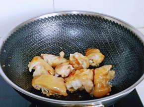 待冰糖褐色时下入焯过水的猪蹄，炒糖色，使每个猪蹄均匀挂上糖色。