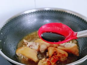 再加入生抽，蚝油，十三香。