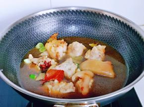 加入纯净水，水量没过猪蹄，适当多一点，因为要炖的久一点，大火烧开后，转小火慢炖。