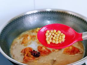 大约炖了35分钟时，感觉猪蹄有8成烂了，加入泡发的黄豆，按个人口味加入盐，继续炖20分钟。