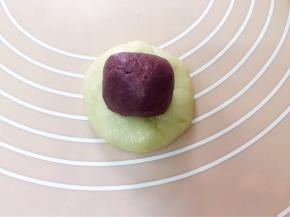 油皮和油酥材料平均分为10份，取一份油皮压扁后包入一份油酥