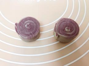 用刀从中间切开成两份