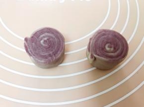 用刀从中间切开成两份