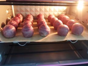 放入预热好的烤箱中层180度烤30分钟左右，烤至15分钟要及时加盖锡纸以免上色