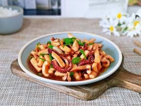 鱿鱼口感清脆，带点儿微辣非常好吃。