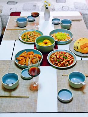 再来一张，还做了一个小kitty猫咪蛋糕，心情美美哒开吃啦～