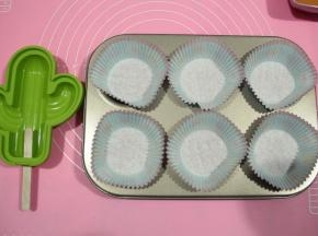 纸托放入六连模具中，女儿强烈要求再做个仙人掌，所以还准备了硅胶模具一个。实际可以制作6个的样子。