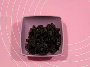 把葡萄干切碎一点。选取的无籽葡萄干，比较大，需要切一下。