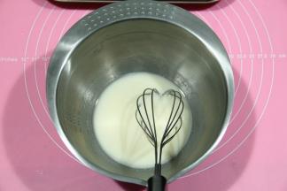 将玉米油、牛奶倒入干净打蛋盆中，用手动打蛋器搅打，混合乳化均匀。看不到油花。