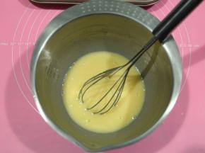 打入鸡蛋，放入蜂蜜，继续搅打均匀即可。