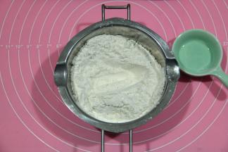 泡打粉和低筋面粉，用手动打蛋器混合均匀，这样过筛进去泡打粉散落的比较均匀，不会堆积在一个角落。
