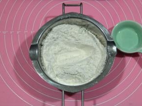 泡打粉和低筋面粉，用手动打蛋器混合均匀，这样过筛进去泡打粉散落的比较均匀，不会堆积在一个角落。