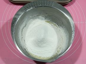 过筛到混合好的糊中。