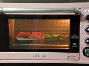 放入预热好的烤箱中下层，转上下180度，烤22-24分钟。硅胶模具需要提前5分钟取出。上色满意就可以取出到冷凉架，冷凉，然后密封保存即可！