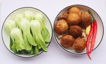 清洗干净所有食材。