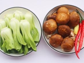 清洗干净所有食材。