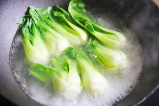 锅里加入适量水烧开，放入油菜焯至变软后盛出。