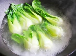 锅里加入适量水烧开，放入油菜焯至变软后盛出。