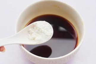 碗中加2勺生抽，1勺陈醋，1勺蚝油，1勺白糖，1勺淀粉。