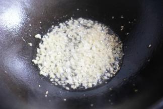 热锅热油加姜蒜爆香。