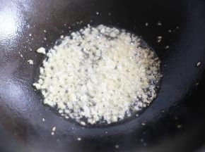 热锅热油加姜蒜爆香。