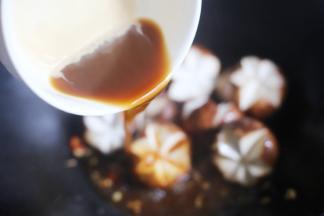 加入香菇，倒入调好的料汁。