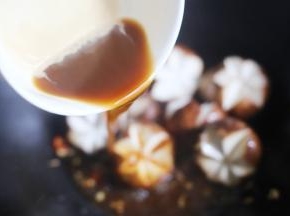 加入香菇，倒入调好的料汁。