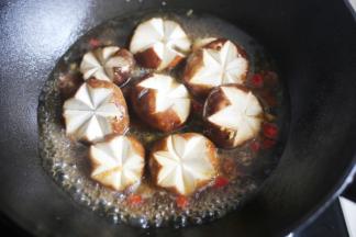 边煮边翻炒香菇。