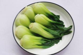 盛入码好青菜的盘中。