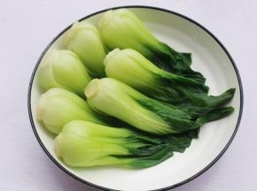 盛入码好青菜的盘中。