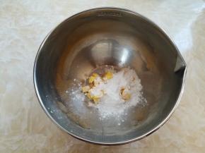 准备一个干净的盆子，放入切小块软化好的黄油，加入糖粉简单混合后低速打发到顺滑