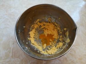 分2次加入全蛋液打发到顺滑状态