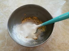 加入过筛的低筋面粉。用硅胶刮刀翻拌到没有干粉状态