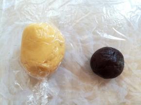 2个颜色的面团包上保鲜膜，同时放入冰箱冷藏40分钟，有些朋友没有可可粉，可以用麦丽素代替可可曲奇部分，这样就不用分2个面团了。