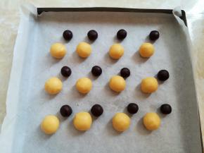 原味曲奇按照每个12克分成12个，可可曲奇按照每个4克分成12个，2个颜色的面团都要揉圆