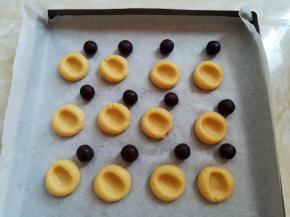 用大拇指在原味曲奇面团上摁一下，中间比周围深一点