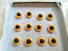 把可可面团放到原味曲奇的坑里