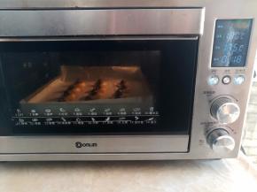 曲奇饼干放入预热好的烤箱中下层，参考温度上火170度下火175度18分钟