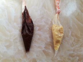 取2个裱花袋，分别装入黑巧克力和白巧克力，用温水融化