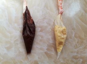 取2个裱花袋，分别装入黑巧克力和白巧克力，用温水融化