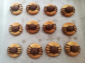 用黑巧克力画出蜘蛛的8条腿