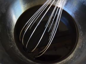 将红糖加入温水中搅拌均匀，彻底融化