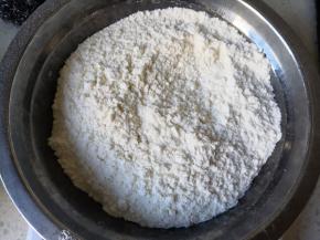 将低筋粉和小苏打混合，搅拌均匀