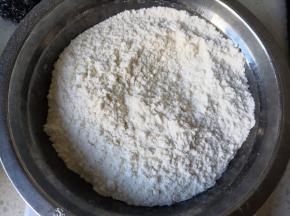 将低筋粉和小苏打混合，搅拌均匀