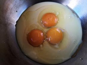 将炼乳和鸡蛋混合，搅拌均匀