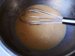 加入蜂蜜，搅拌均匀