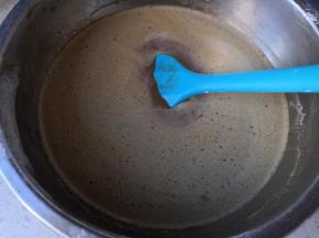 静置后的液体表面会出现很多气泡