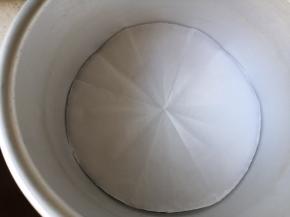 在模具底部铺油纸